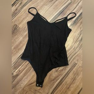 Bodysuit with 2 lines detail in the front